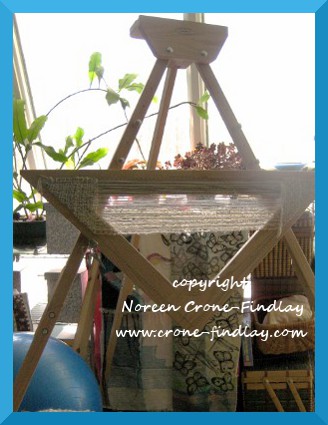 tri loom with white yarn (c)