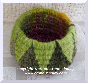 Stick Weaving Basket round green (c)